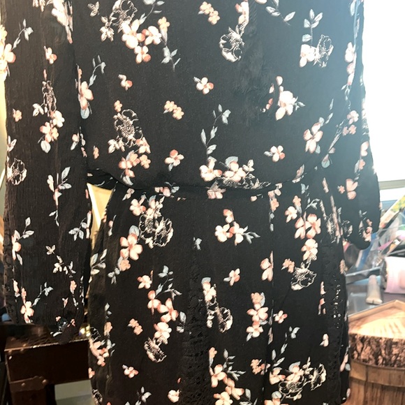 𝅺🎇#250-(M) Xhilaration Romper/floral design w/ lace trim. Super comfy. - Picture 8 of 10